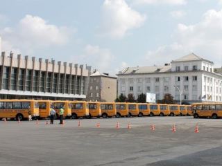 Школы  районов Луганской области получили  новых автобусов