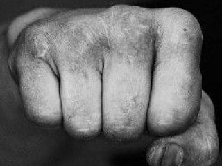 В Красном Луче неизвестные напали на двух братьев Милиция ищет очевидцев