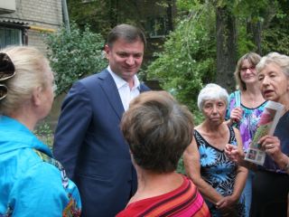 Владимир Медяник оценил ход капитального ремонта внутриквартальных дорог