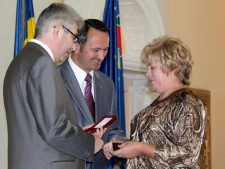 В Луганске вручили государственные и областные награды ведущим деятелям региона