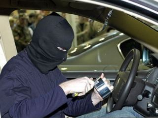 У жительницы Луганской области из гаража угнали мотоцикл и машину