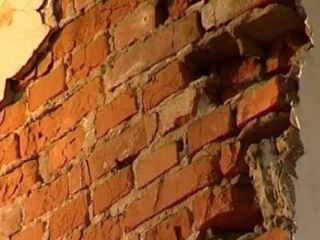 На Луганщине в двухэтажном доме обрушилась стена