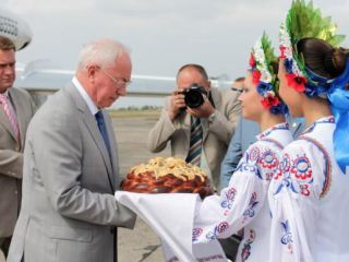 Николай Азаров прибыл в Луганскую область