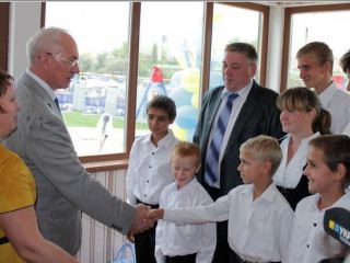 Николай Азаров открыл в Луганске  детских дома семейного типа