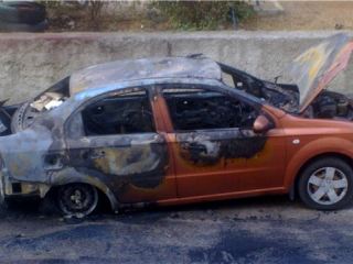 В Луганске двое пьяных парней решили покурить в чужой машине