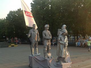 Объединенная оппозиция поздравила луганских шахтеров инсталляцией из живых скульптур