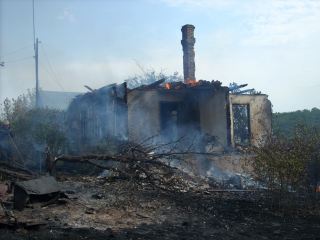 В Луганской области сгорели  заброшенных дома