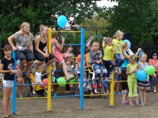 Маленькие жители поселка Таловое подготовили сюрприз Владимиру Медянику