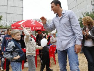 Владимир Кличко открыл в Луганске детскую спортплощадку