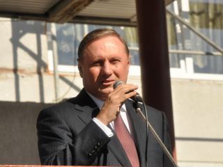 Александр Ефремов поздравил родную школу с новым учебным годом