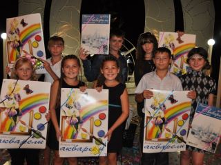 Администрация Краснодонугля наградила юных художников