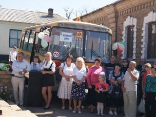 Три сельские школы в Перевальском районе получили школьные автобусы
