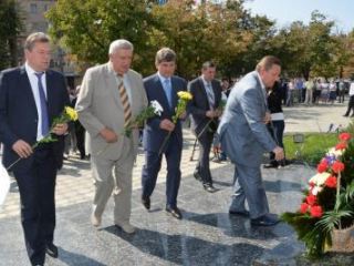 В Луганске открыли памятный знак в честь сотрудников СБУ посвятивших жизнь служению Родине фото