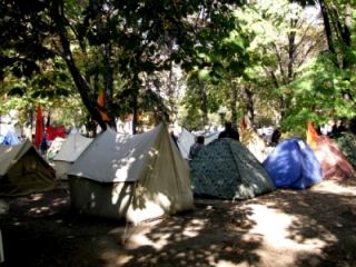 Чернобыльцы Луганщины устроили бессрочную акцию протеста под стенами облгосадминистрации Уже разбили палаточный городок