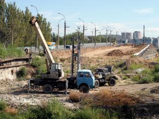 В Луганске продолжается строительство путепровода фото