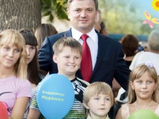 Владимир Медяник приглашает детей на праздник