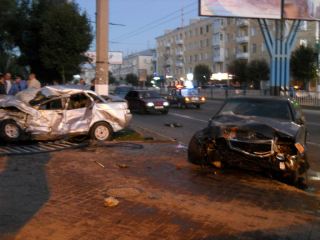 В центре Луганска столкнулись ВАЗ и Мерседес два человека погибли на месте