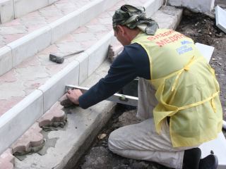 При содействии Владимира Медяника в СевероГундоровской школе ведется ремонт главного входа