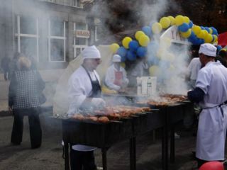 В Луганске начали жарить килограммовый шашлык фото