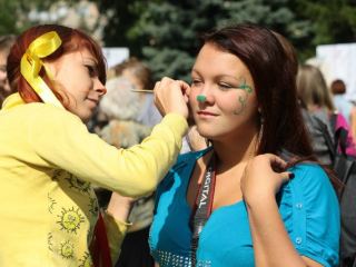 Группа луганчан с разрисованными лицами захватила центральный сквер города фото