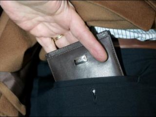 Луганские милиционеры рассказали как не стать жертвой карманника