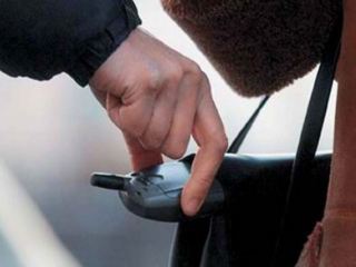 Житель Луганской области украл у летнего мужчины часы кроссовки и мобильный телефон