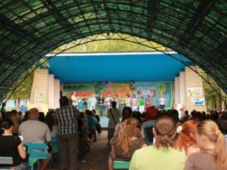 На фестивале в Луганске ходили по горящим углям и оздоравливались фото