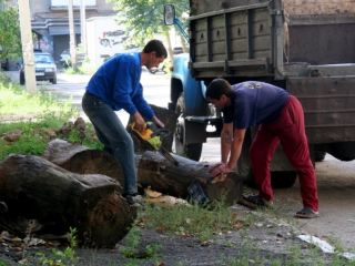 По инициативе Владимира Медяника состоялся еще один субботник на площади Героев Великой Отечественной войны