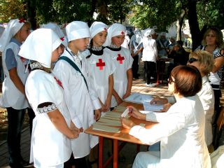 Луганск заполонили люди в белом фото