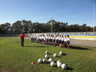 Благодаря Краснодонуглю около  ребят получили возможность бесплатно заниматься футболом фото