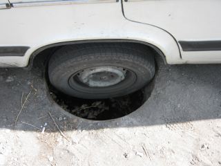 В Ровеньках машина провалилась в открытый канализационный люк