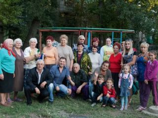 Жители городка Щорса присоединились к программе Владимира Медяника Чистый двор