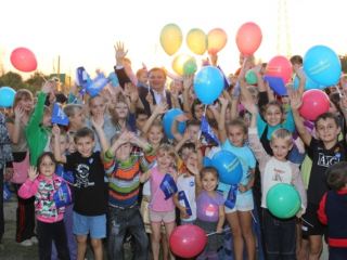 Владимир Медяник открыл новую детскую площадку на улице им Газеты Луганская правда