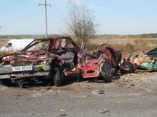 В Луганской области лоб в лоб столкнулся автомобиль с микроавтобусом Есть жертвы фото