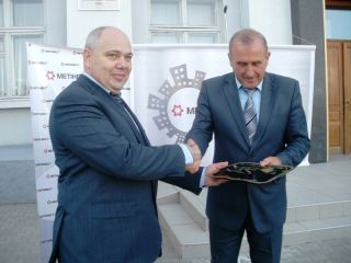 Метинвест подарил Краснодону две новые машины скорой помощи фото