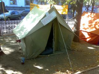 Протестующие в Луганске чернобыльцы не собираются демонтировать палаточный городок