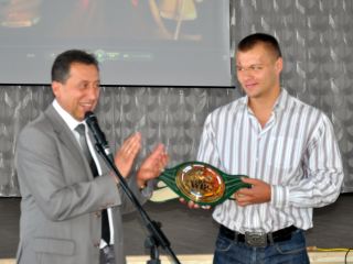 Луганский боксер Вячеслав Глазков привез пояс чемпиона в родной вуз