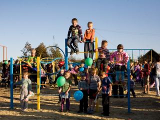 При содействии Владимира Медяника в Семейкино открыта первая детская площадка