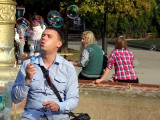 Для луганчан устроили праздник мыльных пузырей и огненное шоу фото видео