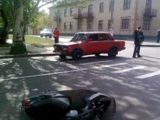 В Луганской области столкнулись ВАЗ и скутер фото