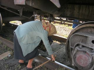 Идёшь в магазин Лезь под поезд  Жителям посёлка на Луганщине грузовые составы блокируют пешеходный переход фото