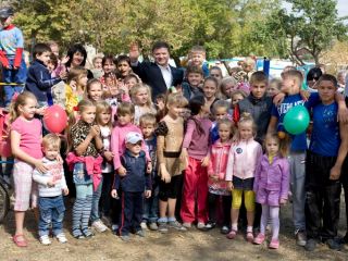 При содействии Владимира Медяника появилась детская площадка на самой людной улице Краснодона