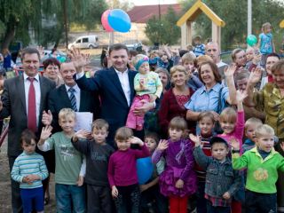 Владимир Медяник помог установить детскую площадку в поселке Краснодон