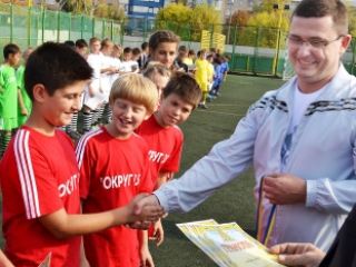 Депутат луганского городского совета Сергей Петраков подарил детям футбольный праздник