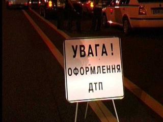 В Лисичанске автомобиль врезался в столб и опрокинулся Один человек погиб пятеро получили травмы