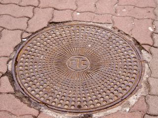 В Красном Луче пенсионер за свой счет ставит крышки на канализационные люки