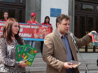 ЛОО ПР вручила коммунистам буквари