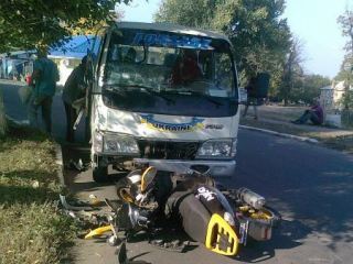 На Луганщине скутеристка выехала на встречную и врезалась в автомобиль