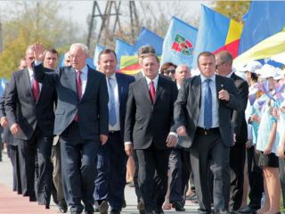 Николай Азаров прибыл в Луганскую область на торжества посвященные юбилею Молодой Гвардии