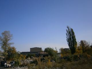 В Стаханове бывший завод превратился в свалку промышленных отходов фото документ